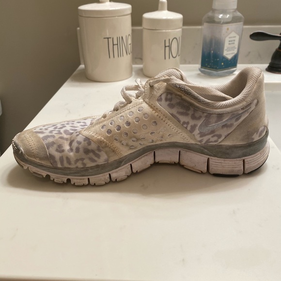 Women’s Nike Cheetah Print Running Shoes - Picture 5 of 7